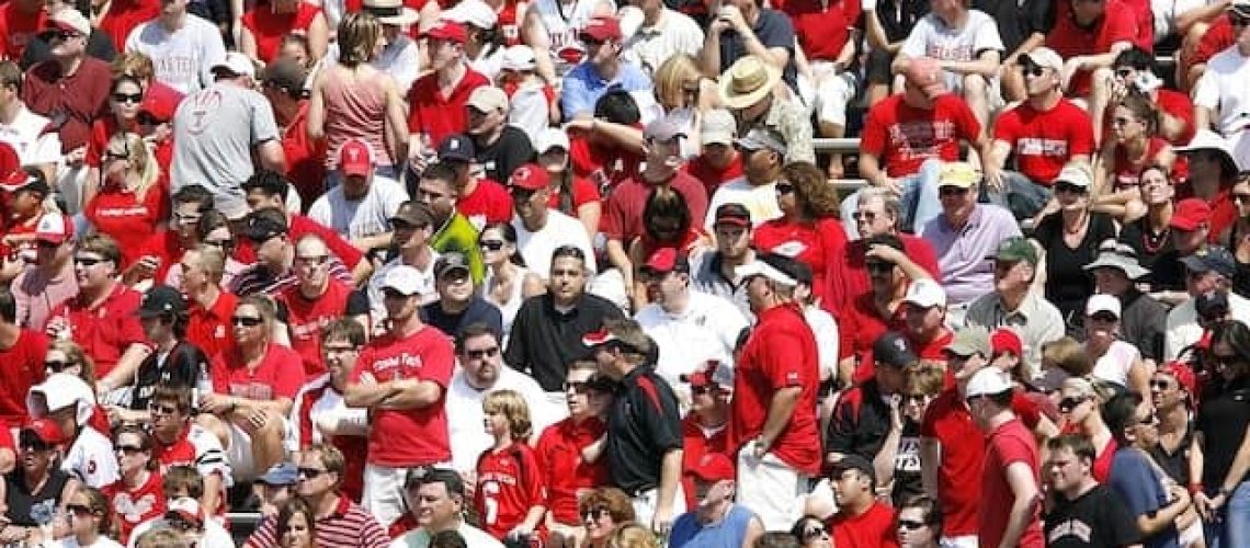 fans-fussballspiel-fussballstadion-264085-min